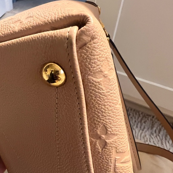 Louis Vuitton V tote MM - Picture 10 of 14